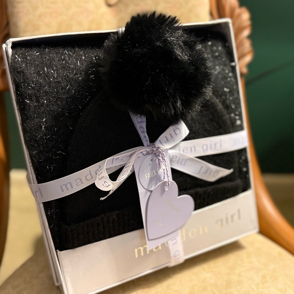 NWT Madden Girl Black Beanie with Pom Pom and Scarf Gift Set - Picture 4 of 6